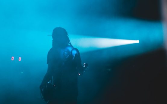 Escenario de concierto de rock con iluminación y guitarras