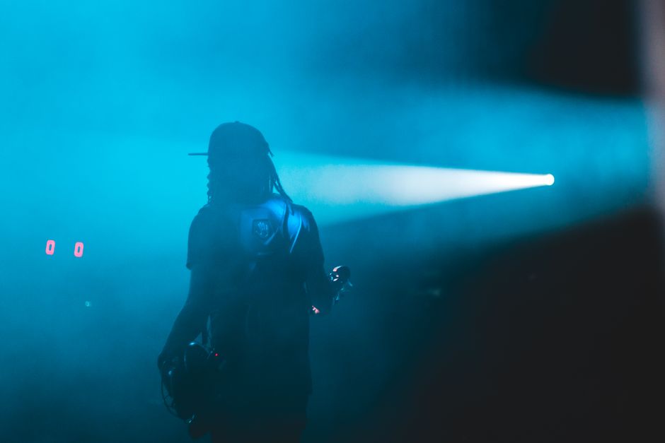 Escenario de concierto de rock con iluminación y guitarras