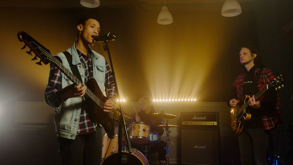 Ensayo de banda de rock con guitarra y batería en estudio