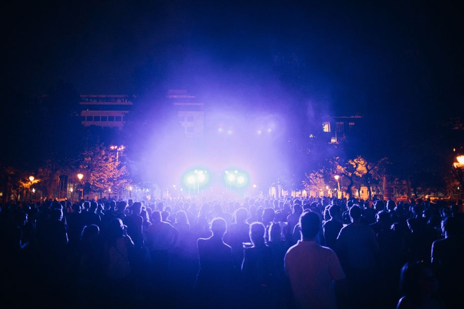 Escenario de festival de música experimental con iluminación atmosférica