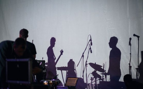 Escenario de concierto pop con luces y atmósfera nocturna