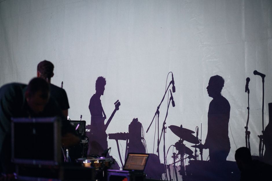 Escenario de concierto pop con luces y atmósfera nocturna
