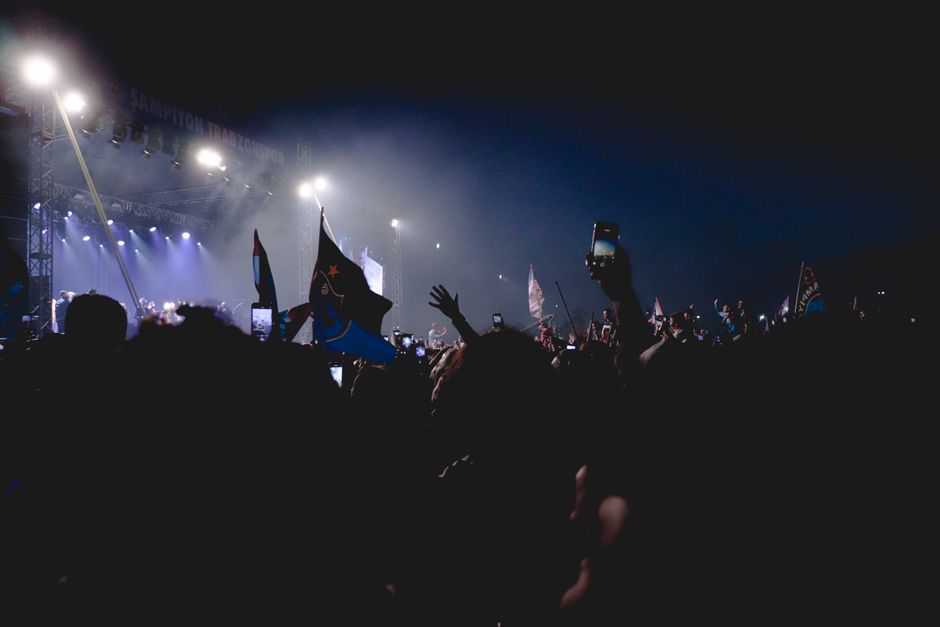 Escenario de gran concierto con iluminación nocturna y público