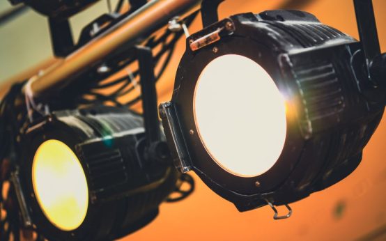 Atmósfera de concierto con luces de escenario y equipo fotográfico