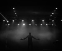Actuación teatral con lluvia y luces escénicas