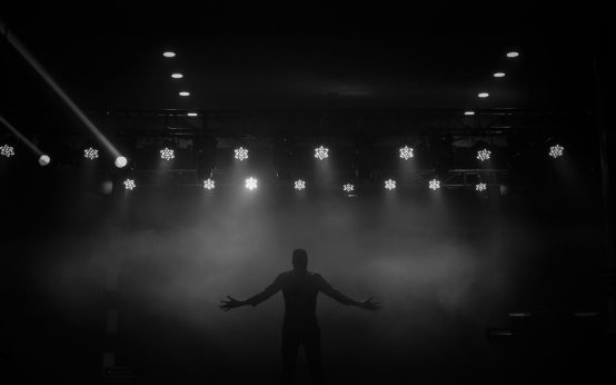 Actuación teatral con lluvia y luces escénicas