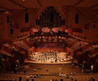 Vista de escenario de concierto con orquesta en sala de conciertos