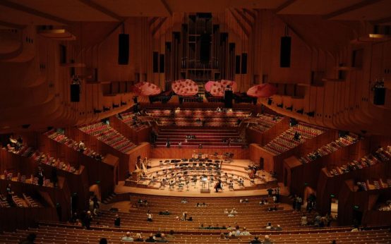 Vista de escenario de concierto con orquesta en sala de conciertos