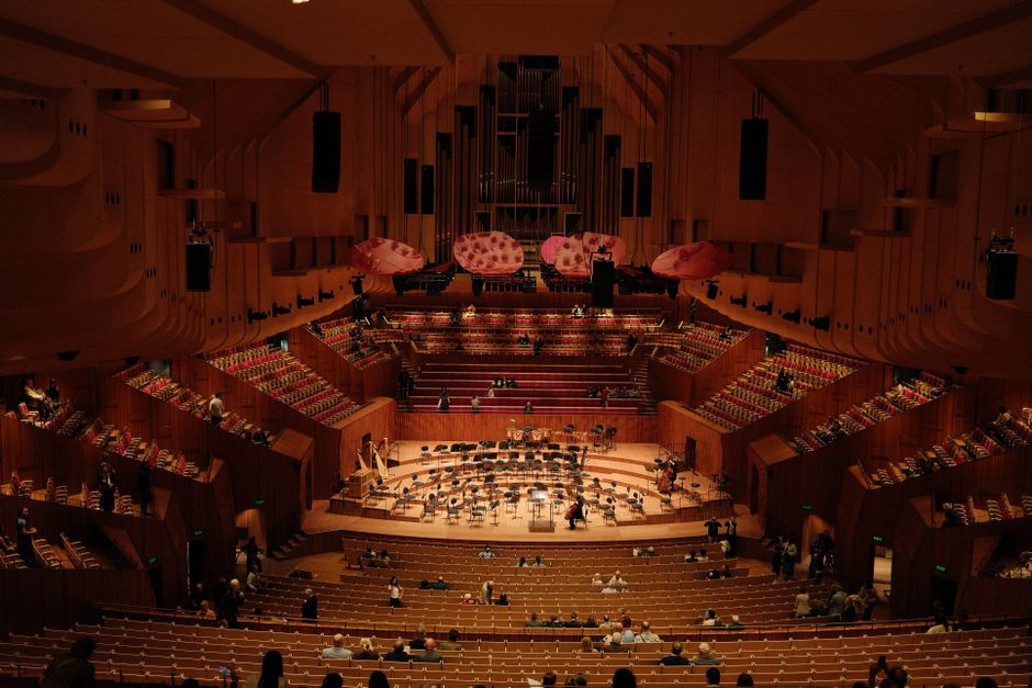 Vista de escenario de concierto con orquesta en sala de conciertos