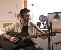 Guitarra acústica y micrófono en un estudio de grabación