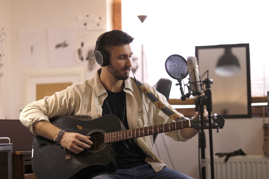 Guitarra acústica y micrófono en un estudio de grabación