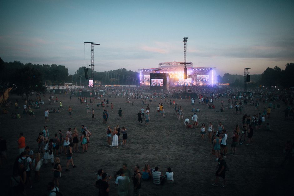 Escenario de festival al aire libre preparado para un concierto nocturno
