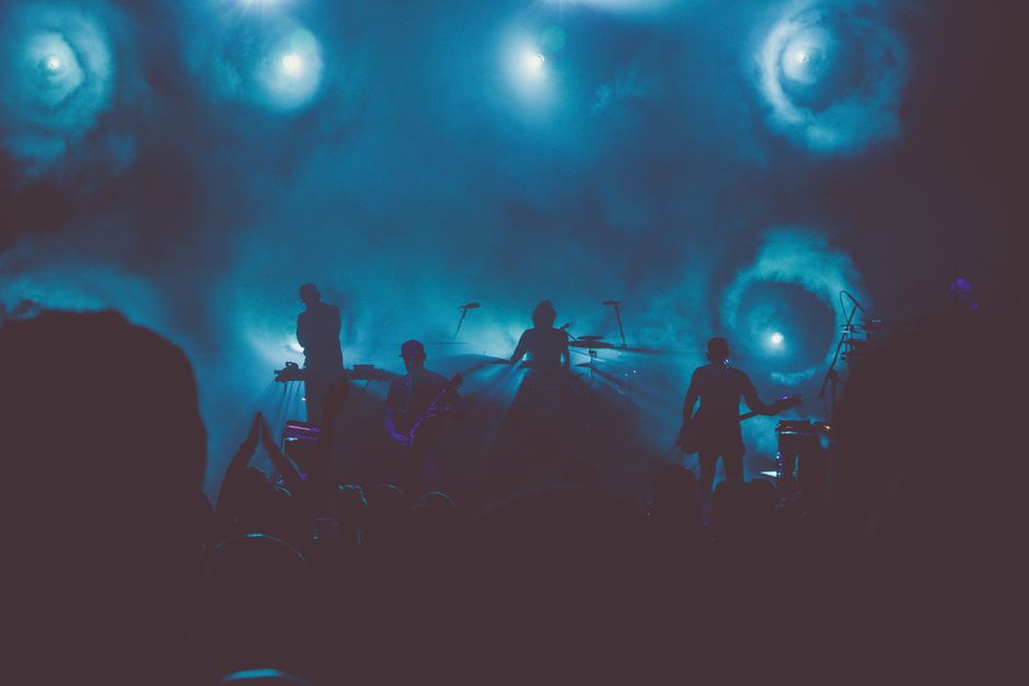 Escenario de concierto de punk rock con luces intensas y ambiente energético